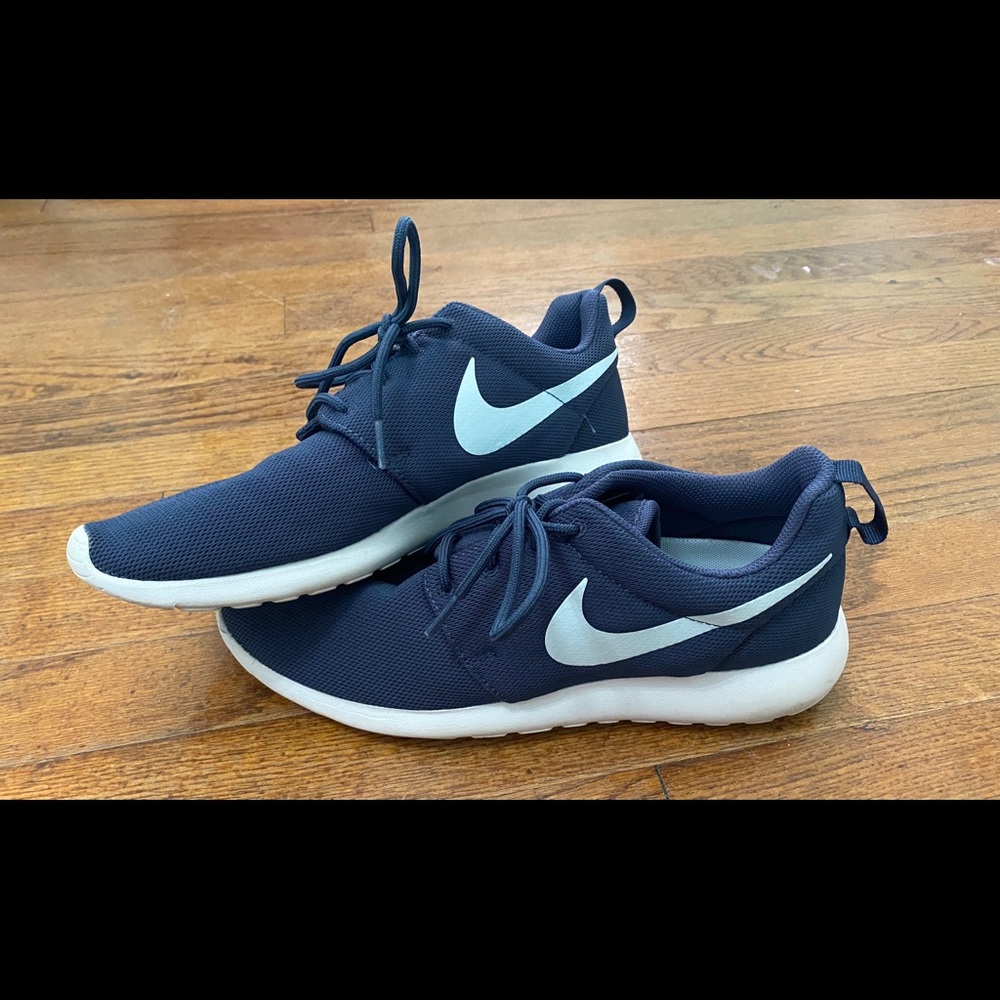 BARELY WORN nike roshes! 🤩